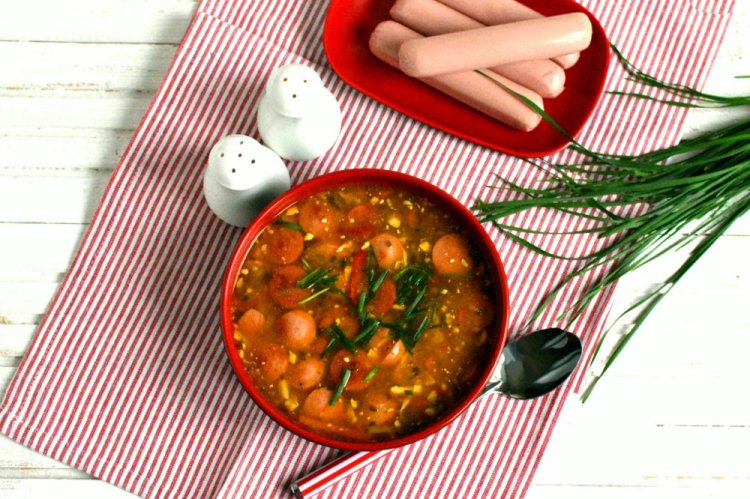 Суп с сосисками, овощами и шпинатом