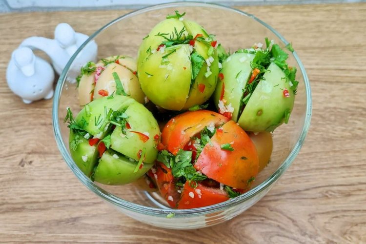Зеленые помидоры, фаршированные острым перцем и зеленью