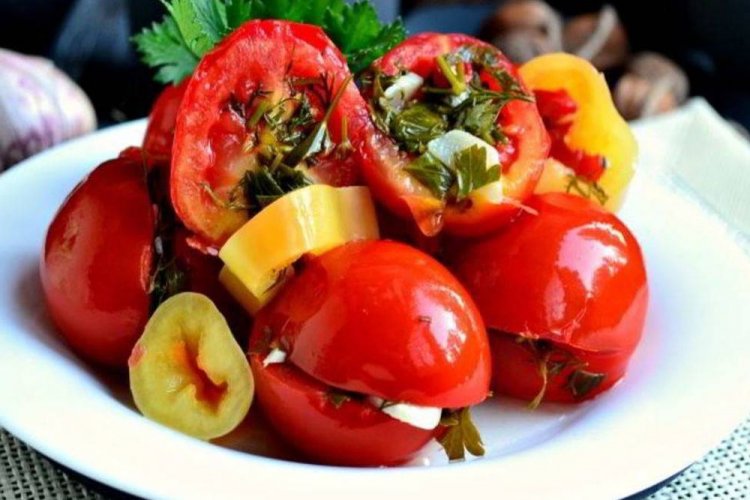 Бочковые помидоры с болгарским перцем и чесноком