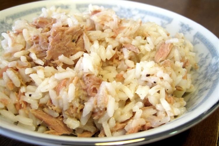 Рис с консервированным тунцом и овощами