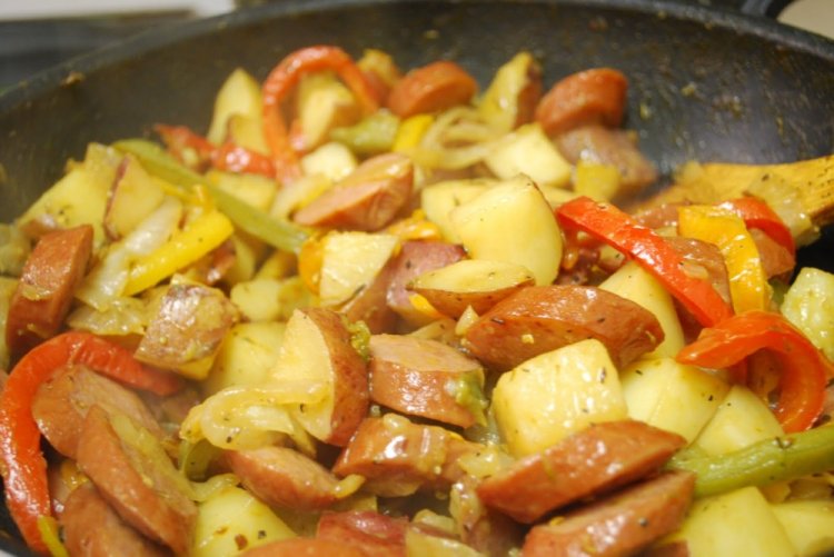 Картошка с сосисками и болгарским перцем в духовке