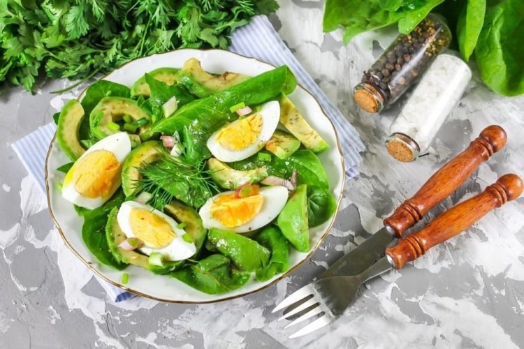 Салат со шпинатом, авокадо и яйцом
