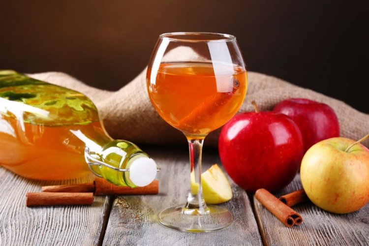 Вино из яблочного сока с изюмом и корицей