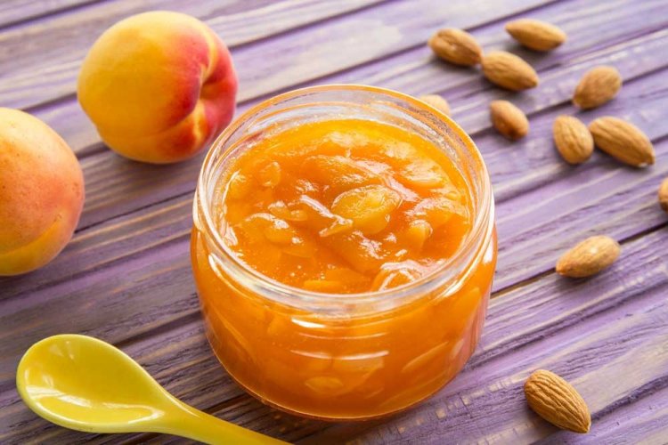 Варенье-пятиминутка из абрикосов с миндалем