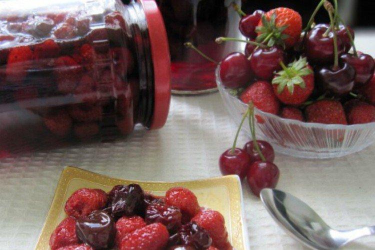 Варенье с целыми ягодами из клубники и черешни
