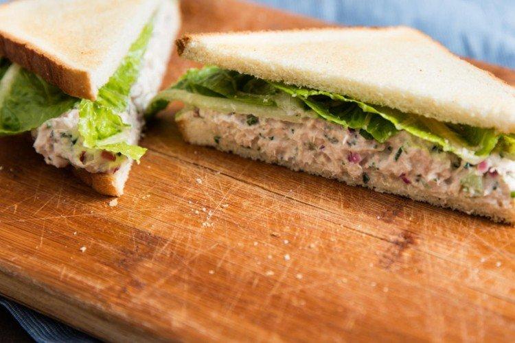 Сэндвич с сардинами и сливочным сыром