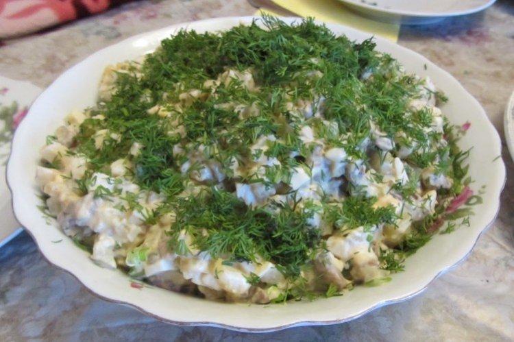 Салат с жареными грибами на ужин