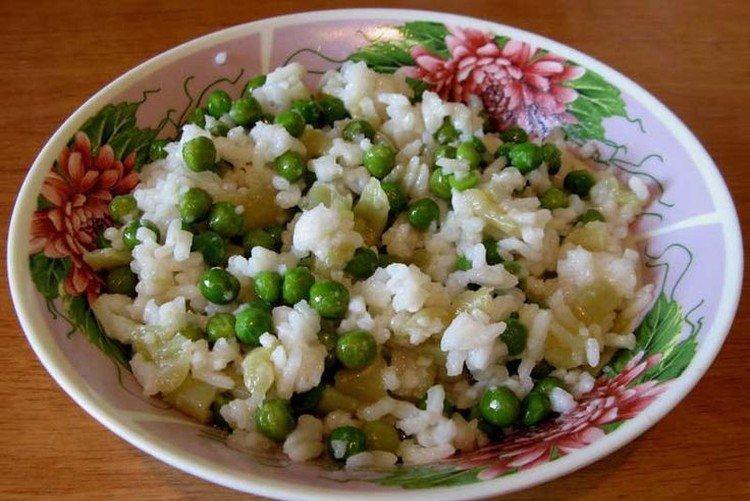 Постный салат с рисом и зеленым горошком