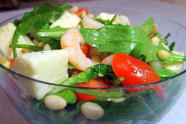 Витаминный салат с креветками и кедровыми орехами