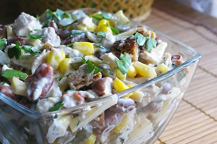Салат с курицей, фасолью и сыром - рецепты