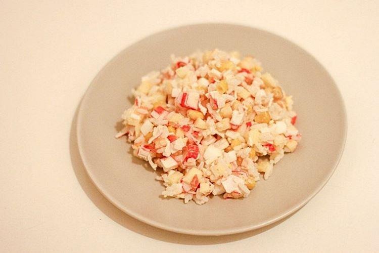 Салат с крабовыми палочками, рисом и яблоками - рецепты