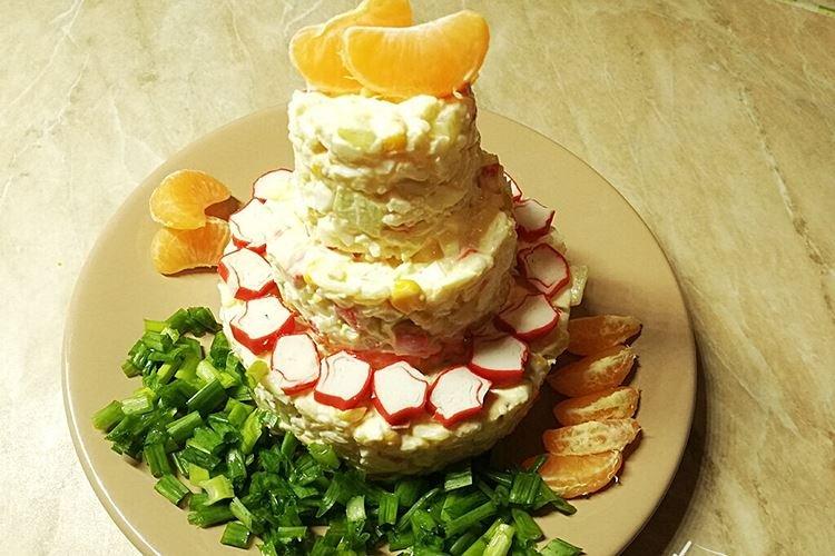 Салат с крабовыми палочками, рисом и мандаринами - рецепты