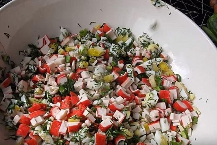 Салат с крабовыми палочками, рисом и зеленью - рецепты