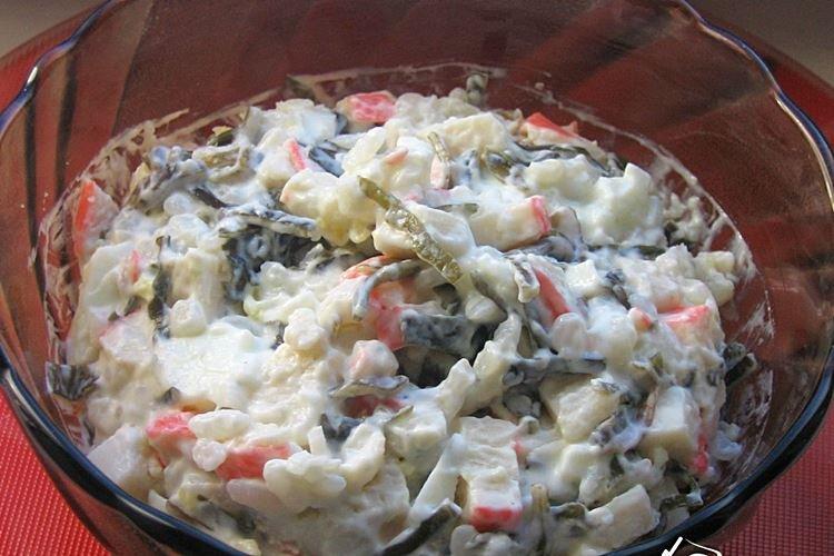 Салат с крабовыми палочками, рисом и морской капустой - рецепты