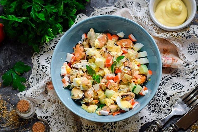 Салат с крабовыми палочками, рисом и мидиями - рецепты