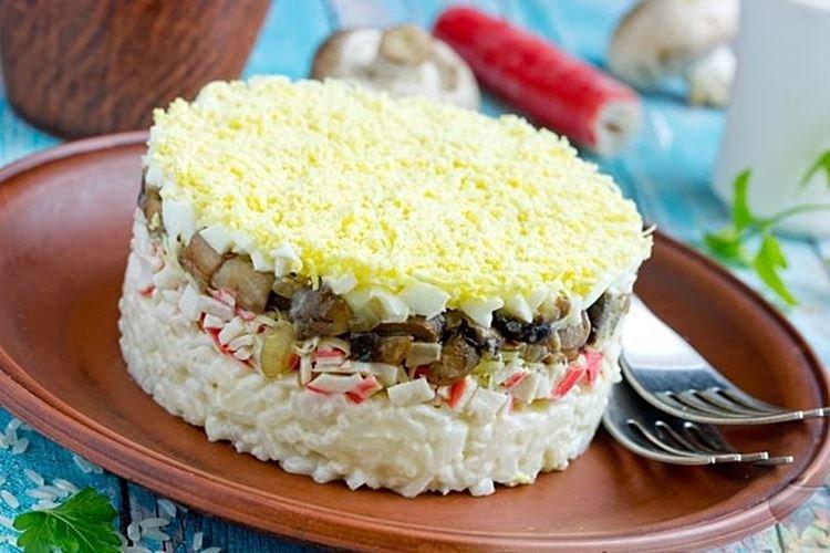Салат с крабовыми палочками, рисом и грибами - рецепты