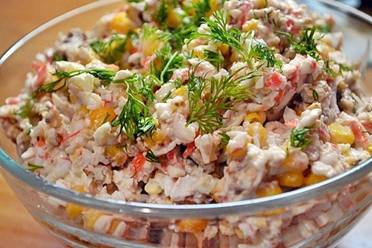 Салат с крабовыми палочками, рисом и орехами - рецепты