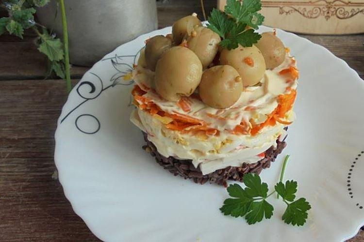 Салат с крабовыми палочками и красным рисом - рецепты