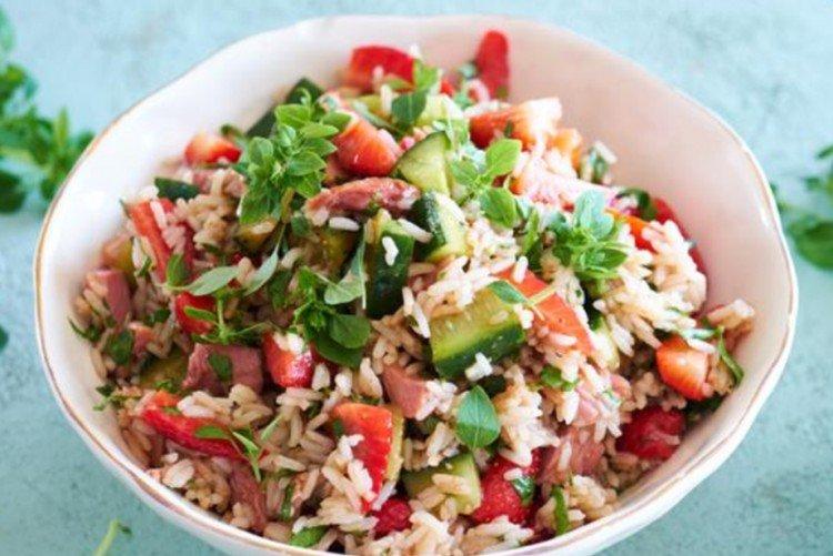 Рисовый салат с копченой курицей и клубникой - Блюда из риса рецепты