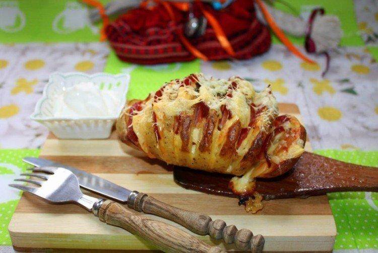 Картофель с колбасой под сыром - Рецепты в микроволновке
