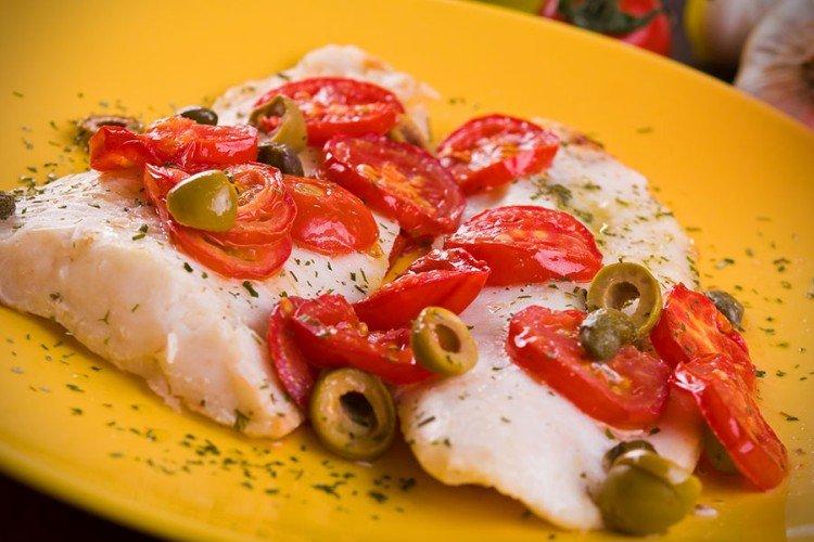 Рыба с помидорами и оливками - рецепты