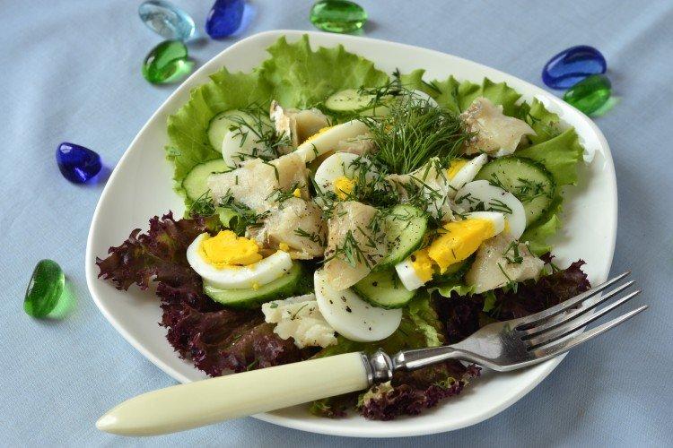 Салат с рыбой и огурцами - рецепты