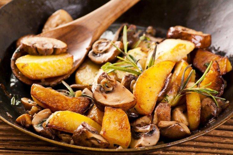 Картофель по-деревенски с грибами в духовке - рецепты