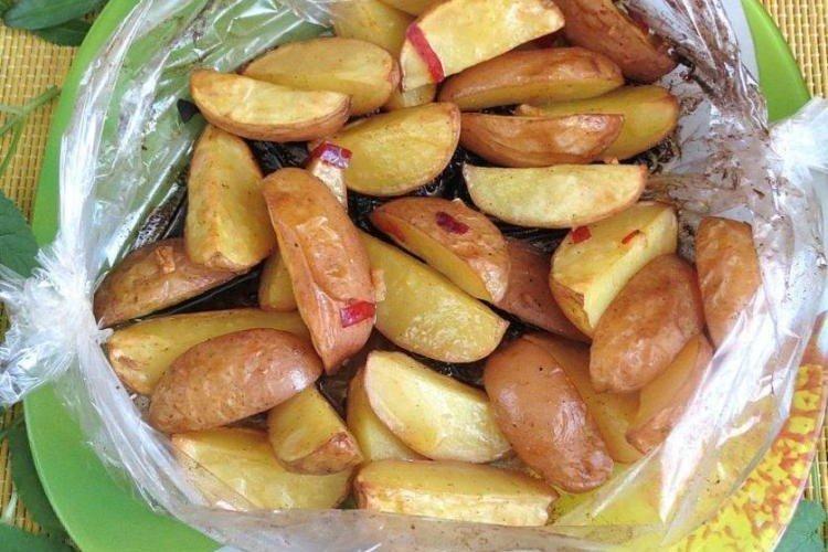 Хрустящий картофель в «рукаве» - Картошка по-деревенски в духовке рецепты