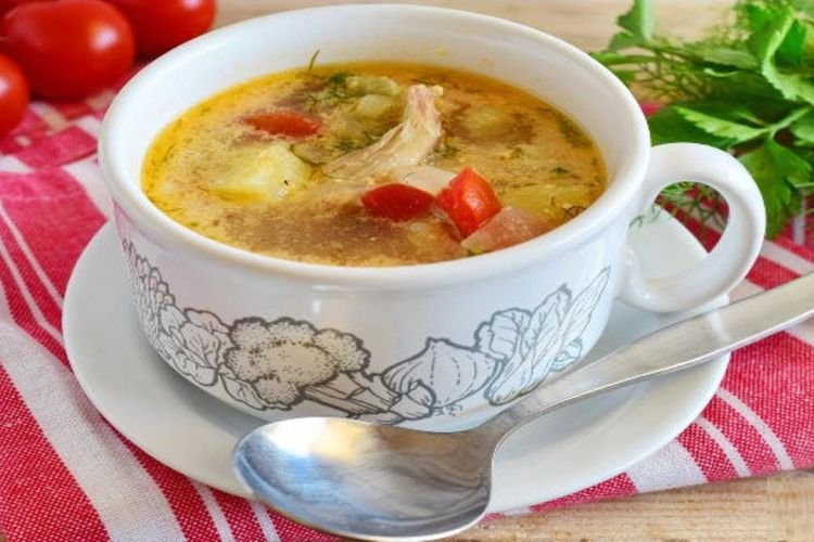 Гороховый суп с курицей и свежими помидорами