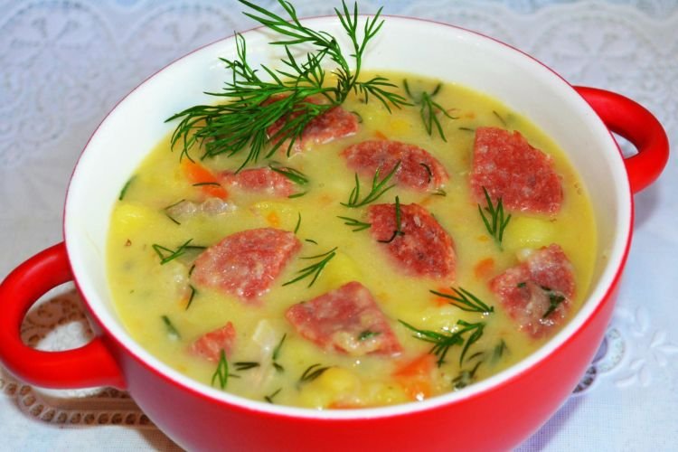 Гороховый суп с колбасой и курицей